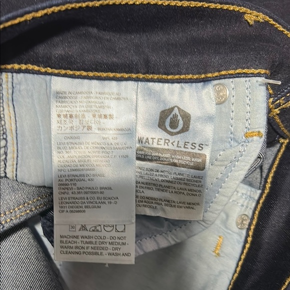 Levi Strauss women’s Dark Blue Jeans - Picture 7 of 8